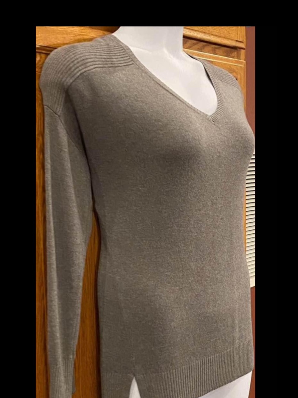 Classic V-Neck Long Sleeve Sweater - Gray
